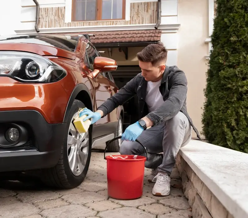 Lavage auto à domicile Laroquebrou : professionnel intervenant sur un véhicule